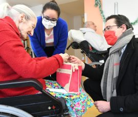 Noël à l'EHPAD · Alfortville (crédits : Sébastien Andreani/Ville d'Alfortville) Noël à l'EHPAD · Alfortville (crédits : Sébastien Andreani/Ville d'Alfortville)