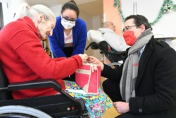 Noël à l'EHPAD · Alfortville (crédits : Sébastien Andreani/Ville d'Alfortville) Noël à l'EHPAD · Alfortville (crédits : Sébastien Andreani/Ville d'Alfortville)
