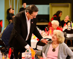 Repas de Noël / Les Petits Frères des Pauvres · Alfortville (crédits : Ville d'Alfortville) Repas de Noël / Les Petits Frères des Pauvres · Alfortville (crédits : Ville d'Alfortville)