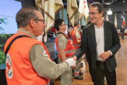 Avec la Croix-Rouge · Alfortville (crédits : Sébastien Andreani/Ville d'Alfortville) Avec la Croix-Rouge · Alfortville (crédits : Sébastien Andreani/Ville d'Alfortville)