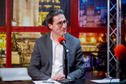 Sur le plateau de Radio Arts-Mada · Villejuif (crédits : Philippe Langonnet) Sur le plateau de Radio Arts-Mada · Villejuif (crédits : Philippe Langonnet)