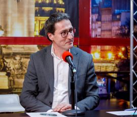 Sur le plateau de Radio Arts-Mada · Villejuif (crédits : Philippe Langonnet) Sur le plateau de Radio Arts-Mada · Villejuif (crédits : Philippe Langonnet)